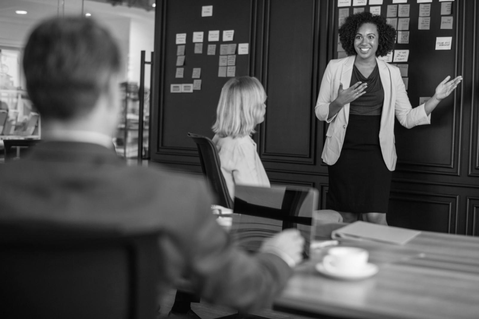 Persona analizando documentos financieros en un escritorio organizado